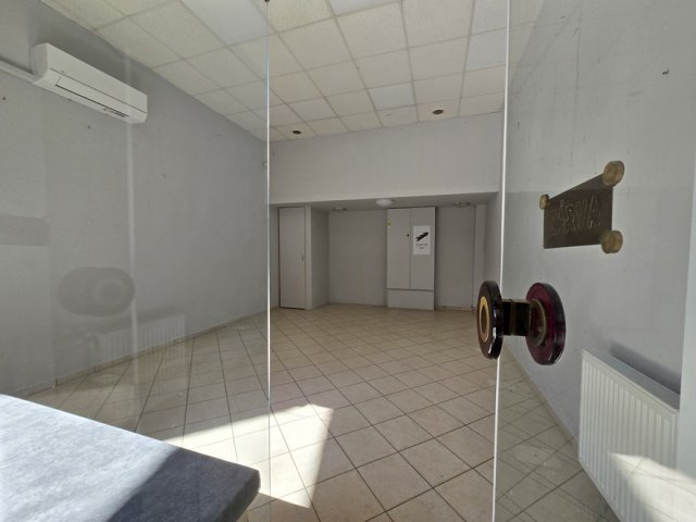 Eladó üzlethelyiség, Debrecenben, Kálvin téren 0.15 M Ft