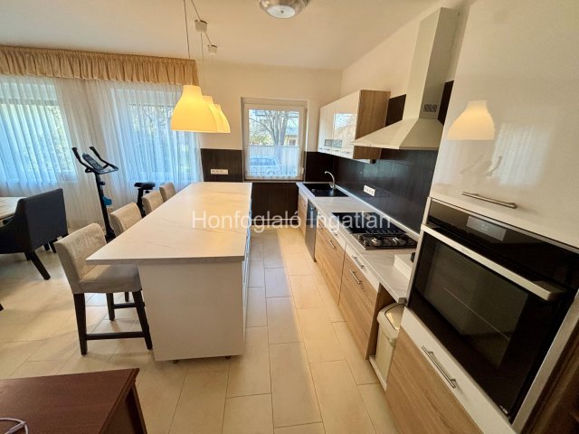 Eladó családi ház, Nyíregyházán 92 M Ft, 5 szobás