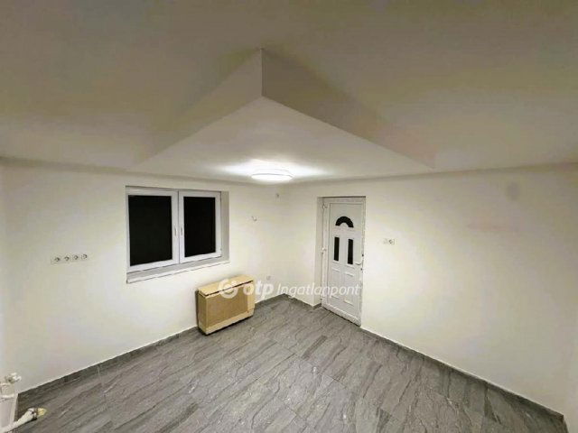 Eladó családi ház, Kisújszálláson 15.6 M Ft, 1 szobás