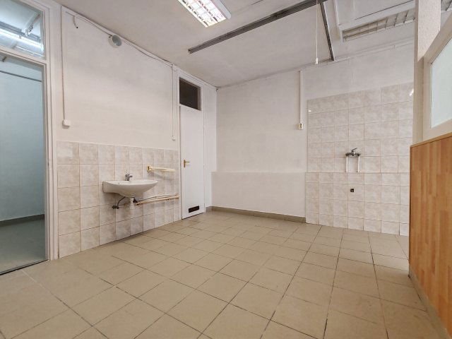 Eladó üzlethelyiség, Szolnokon 24 M Ft, 1 szobás