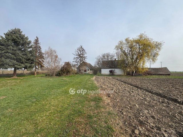 Eladó családi ház, Mohácson 30 M Ft, 2 szobás