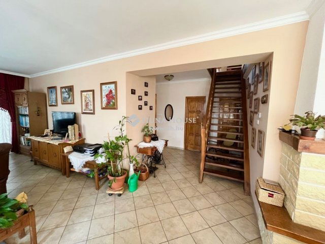 Eladó családi ház, Dunaújvárosban 89.9 M Ft, 5 szobás