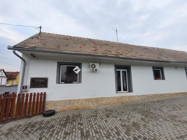 Eladó családi ház, Újpetrén 39.5 M Ft, 3 szobás