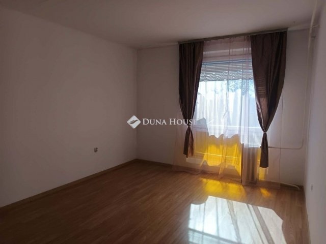 Eladó panellakás, Szentlőrincen 32.9 M Ft, 3 szobás