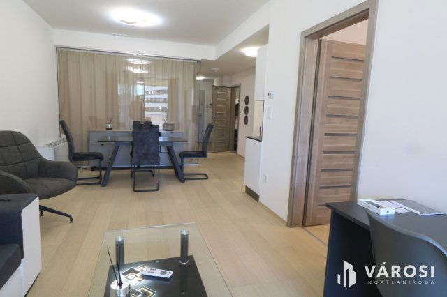 Kiadó téglalakás, albérlet, Szegeden 270 E Ft / hó, 3 szobás