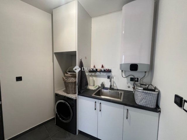 Eladó családi ház, Pécsett 144.5 M Ft, 4 szobás