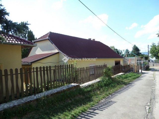 Eladó családi ház, Pécsett 120 M Ft, 5 szobás