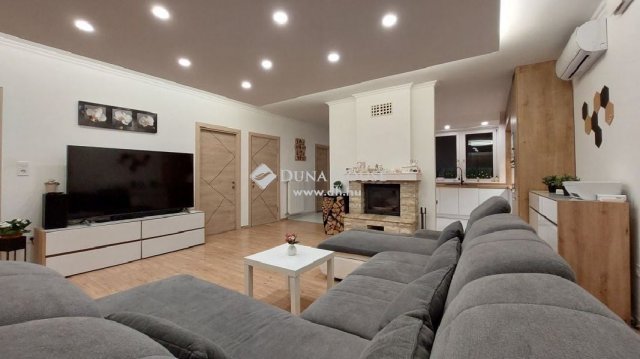 Eladó családi ház, Esztergomban 124 M Ft, 8 szobás