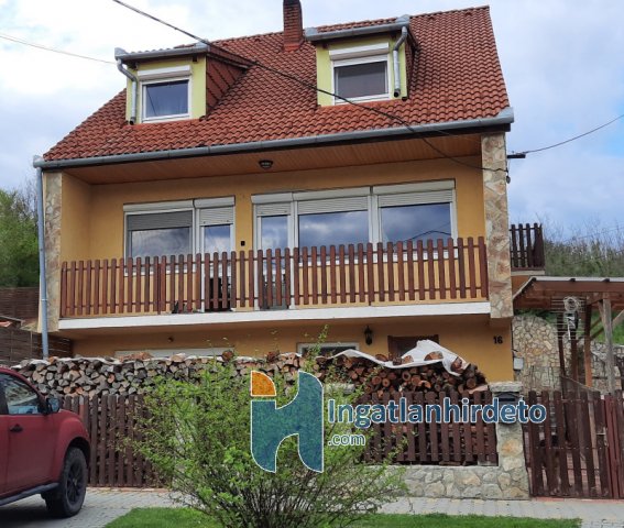 Eladó családi ház, Hévízen 242 M Ft, 8+2 szobás