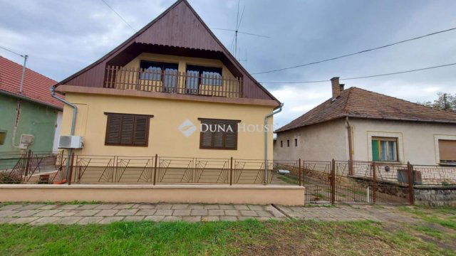 Eladó családi ház, Dombóváron 31.5 M Ft, 6 szobás