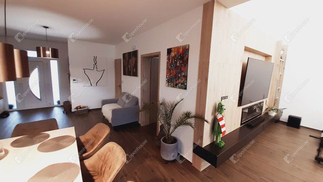 Eladó családi ház, Ajkán 299 M Ft, 5 szobás