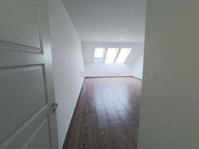 Eladó téglalakás, Cegléden 41.5 M Ft, 3 szobás