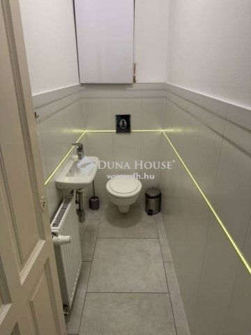 Eladó téglalakás, Pécsett 120 M Ft, 4 szobás