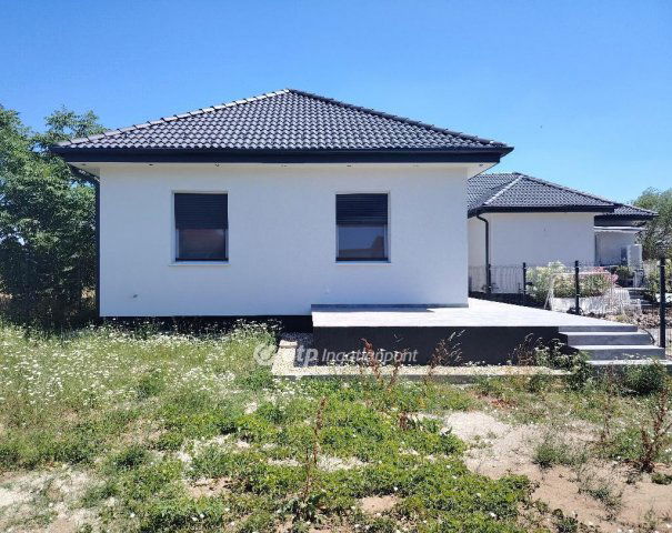 Eladó ikerház, Velencén 94.9 M Ft, 4 szobás