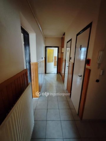 Eladó téglalakás, Veszprémben 69.8 M Ft, 3 szobás