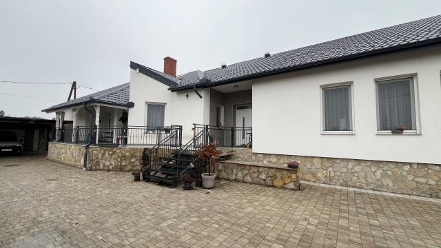 Eladó családi ház, Gércén 350 M Ft, 6+2 szobás