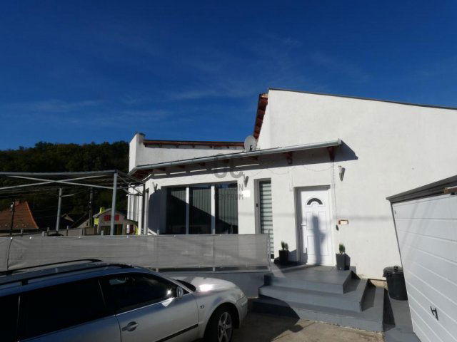 Eladó családi ház, Pécsett 109.9 M Ft, 4 szobás