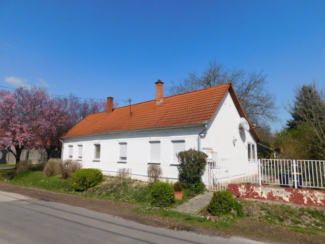 Eladó családi ház, Tikoson 36.104 M Ft, 4 szobás