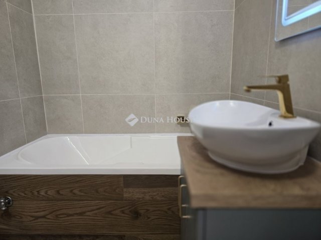 Eladó panellakás, Pécsett 44.9 M Ft, 2+1 szobás