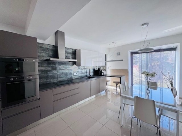 Eladó családi ház, Pécsett 219 M Ft, 5 szobás