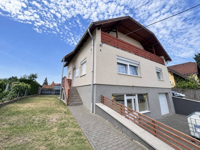 Eladó családi ház, Nyergesújfaluban 109.9 M Ft, 5 szobás