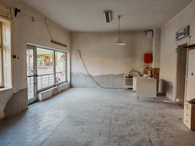 Eladó üzlethelyiség, Kesztölcön, Esztergomi utcában 69.9 M Ft