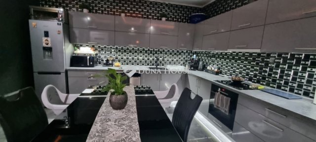 Eladó családi ház, Budapesten, XV. kerületben 199.9 M Ft