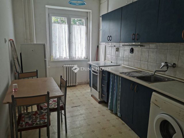 Eladó téglalakás, Tatabányán, Töhötöm Vezér utcában 32 M Ft
