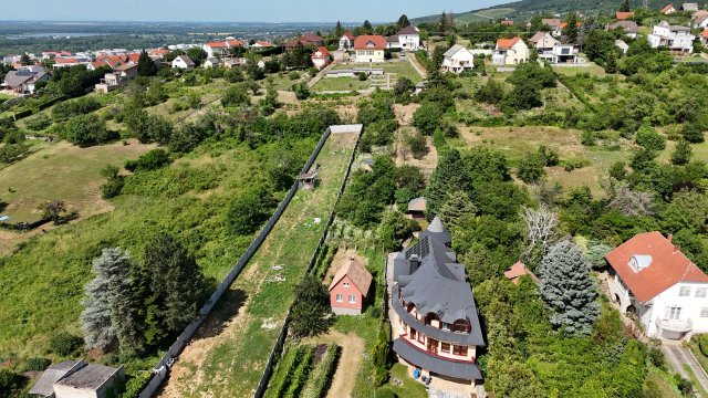 Eladó családi ház, Pécsett 239.9 M Ft, 6 szobás