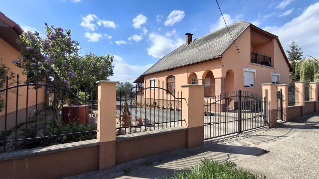Eladó családi ház, Újcsanáloson 0.042 M Ft, 4 szobás