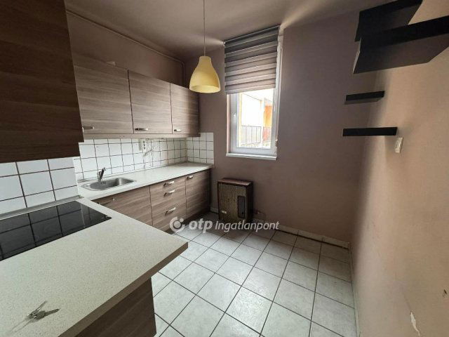 Eladó panellakás, Szekszárdon 37.5 M Ft, 1+2 szobás