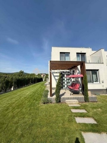 Eladó ikerház, Vácon 159 M Ft, 5 szobás / költözzbe.hu