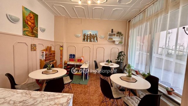 Eladó üzlethelyiség, Dunaújvárosban 47.5 M Ft