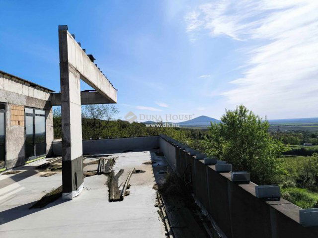 Eladó családi ház, Siklóson 349 M Ft, 6 szobás