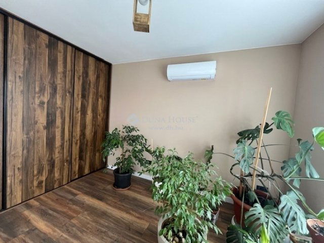 Eladó családi ház, Pécsett 144.5 M Ft, 4 szobás