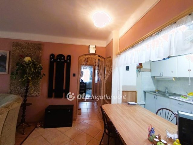 Eladó téglalakás, Gyöngyösön 42 M Ft, 2+2 szobás