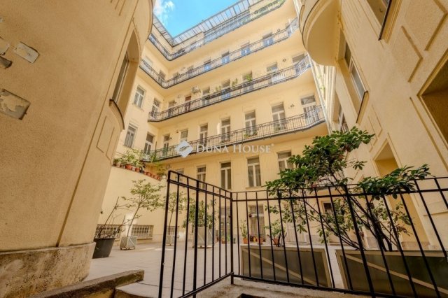 Eladó téglalakás, Budapesten, V. kerületben 53.5 M Ft, 1 szobás