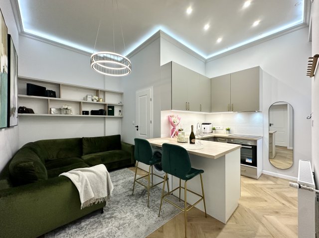 Eladó téglalakás, Budapesten, VII. kerületben, Rákóczi úton