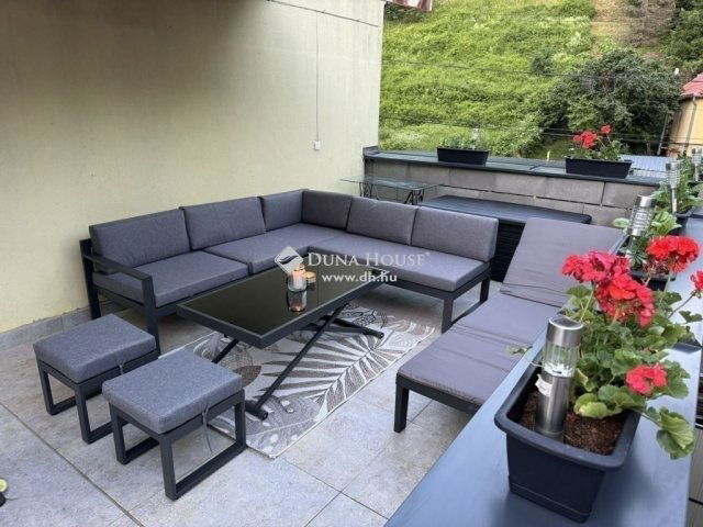 Eladó családi ház, Pécsett 109 M Ft, 6 szobás