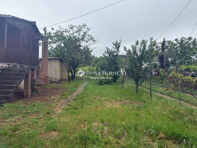 Eladó családi ház, Pécsett 10 M Ft, 2 szobás