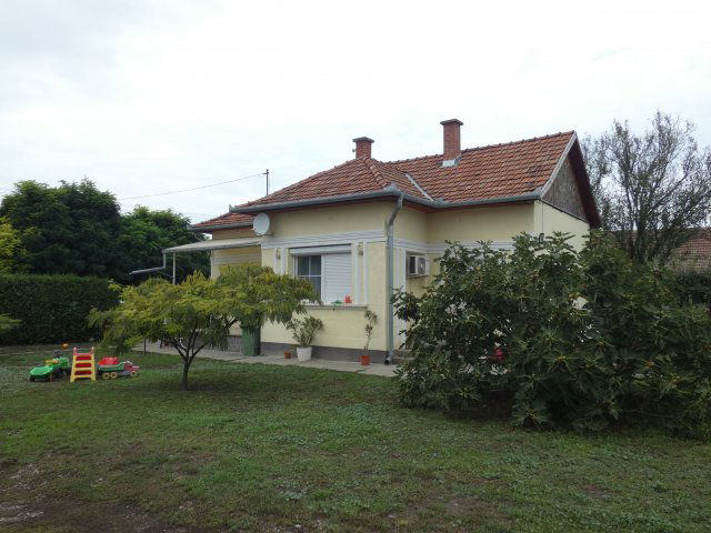 Eladó családi ház, Kenderesen 17 M Ft, 2 szobás