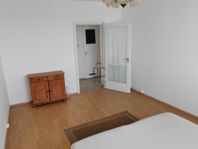 Kiadó panellakás, albérlet, Cegléden 130 E Ft / hó, 2 szobás