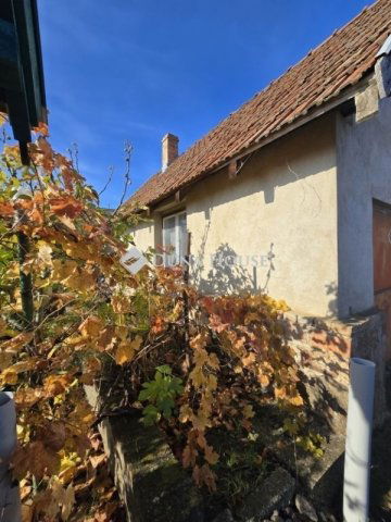 Eladó családi ház, Pécsett 33.4 M Ft, 2 szobás