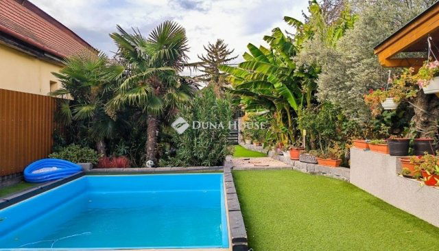 Eladó családi ház, Kiskunlacházán 427.5 M Ft, 9 szobás