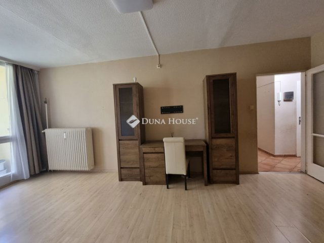 Eladó panellakás, Pécsett 39.9 M Ft, 2 szobás