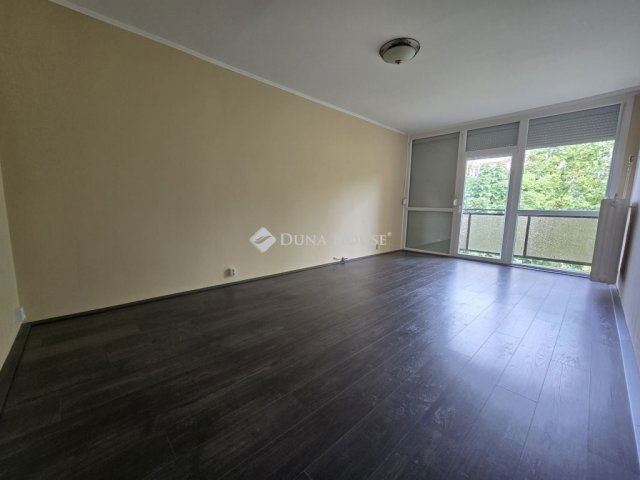 Eladó panellakás, Pécsett 46.5 M Ft, 3 szobás