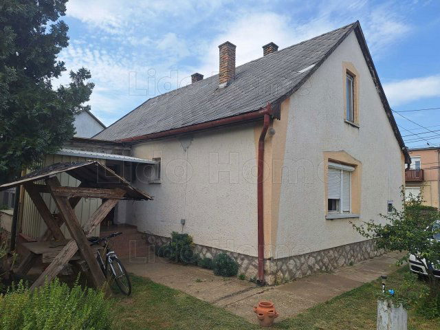 Eladó családi ház, Dombóváron 26.5 M Ft, 7+1 szobás