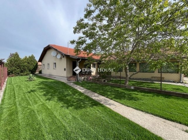 Eladó családi ház, Szigethalmon 119 M Ft, 8 szobás