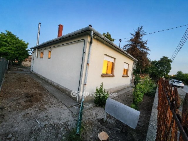 Eladó családi ház, Tasson 34.99 M Ft, 2+1 szobás