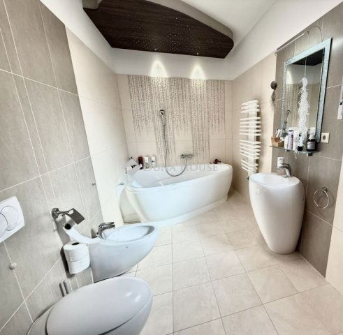 Eladó családi ház, Pécsett 289 M Ft, 4 szobás